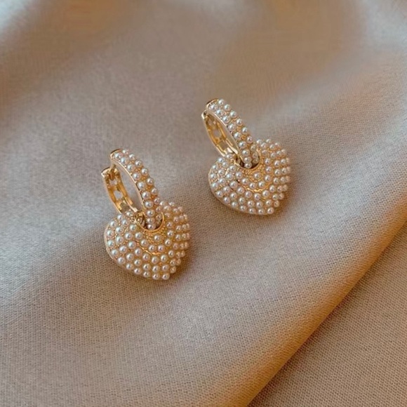 NWT Gold plated and Pearl heart Huggie earrings ✨ with GIFT BOX 🎁 - Picture 2 of 4